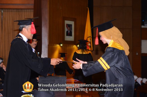 wisuda-unpad-gel-i-ta-2013_2014-fakultas-hukum-oleh-dekan-063