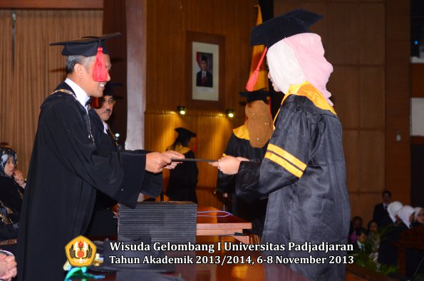 wisuda-unpad-gel-i-ta-2013_2014-fakultas-hukum-oleh-dekan-064