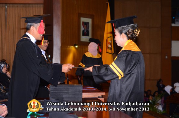 wisuda-unpad-gel-i-ta-2013_2014-fakultas-hukum-oleh-dekan-065