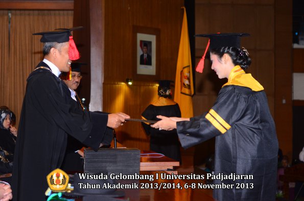 wisuda-unpad-gel-i-ta-2013_2014-fakultas-hukum-oleh-dekan-066