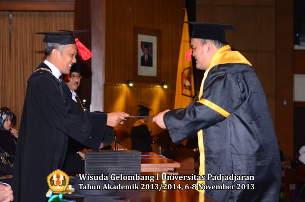 wisuda-unpad-gel-i-ta-2013_2014-fakultas-hukum-oleh-dekan-067