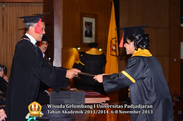 wisuda-unpad-gel-i-ta-2013_2014-fakultas-hukum-oleh-dekan-068