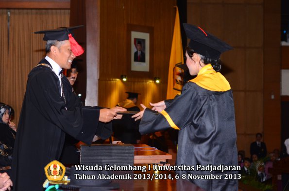 wisuda-unpad-gel-i-ta-2013_2014-fakultas-hukum-oleh-dekan-069