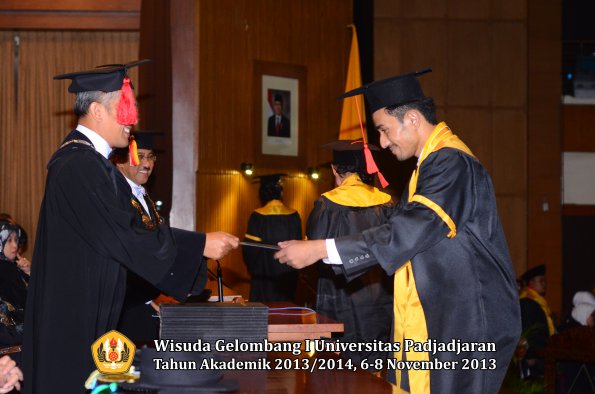 wisuda-unpad-gel-i-ta-2013_2014-fakultas-hukum-oleh-dekan-070