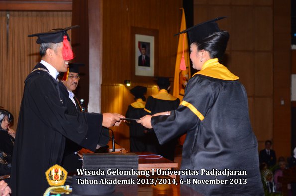 wisuda-unpad-gel-i-ta-2013_2014-fakultas-hukum-oleh-dekan-071