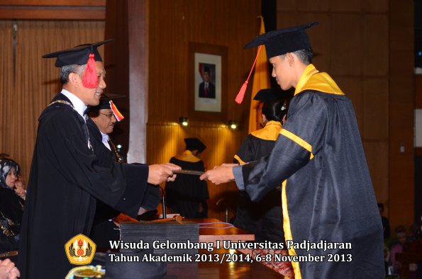 wisuda-unpad-gel-i-ta-2013_2014-fakultas-hukum-oleh-dekan-072