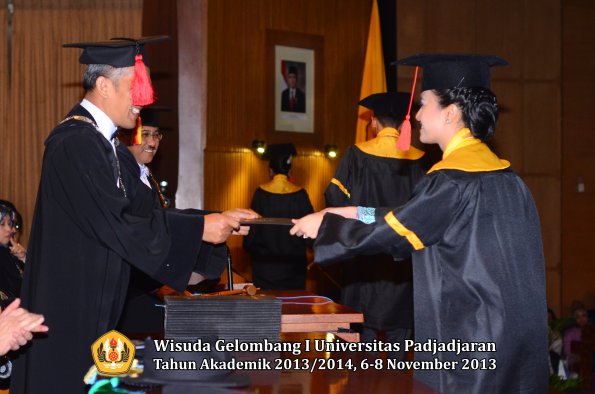 wisuda-unpad-gel-i-ta-2013_2014-fakultas-hukum-oleh-dekan-073