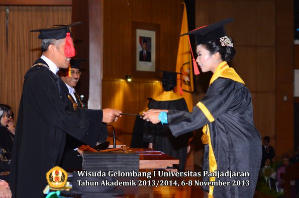 wisuda-unpad-gel-i-ta-2013_2014-fakultas-hukum-oleh-dekan-074