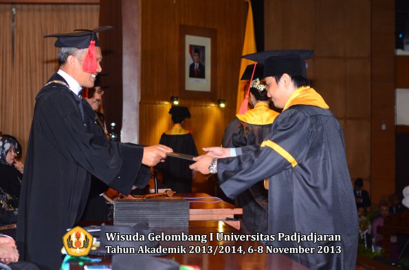 wisuda-unpad-gel-i-ta-2013_2014-fakultas-hukum-oleh-dekan-075