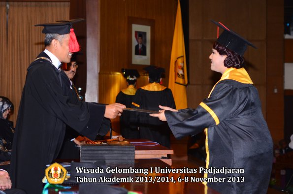 wisuda-unpad-gel-i-ta-2013_2014-fakultas-hukum-oleh-dekan-076