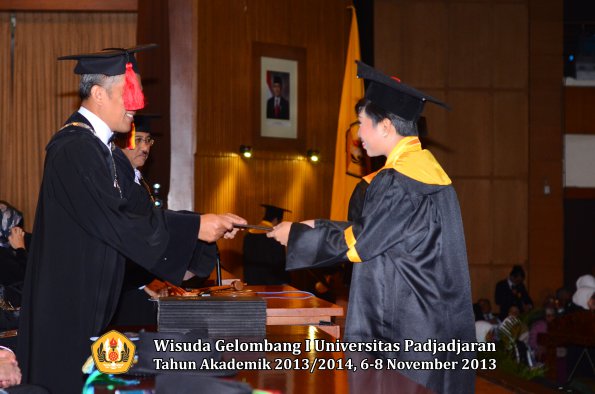 wisuda-unpad-gel-i-ta-2013_2014-fakultas-hukum-oleh-dekan-077