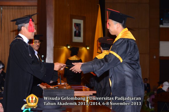 wisuda-unpad-gel-i-ta-2013_2014-fakultas-hukum-oleh-dekan-078