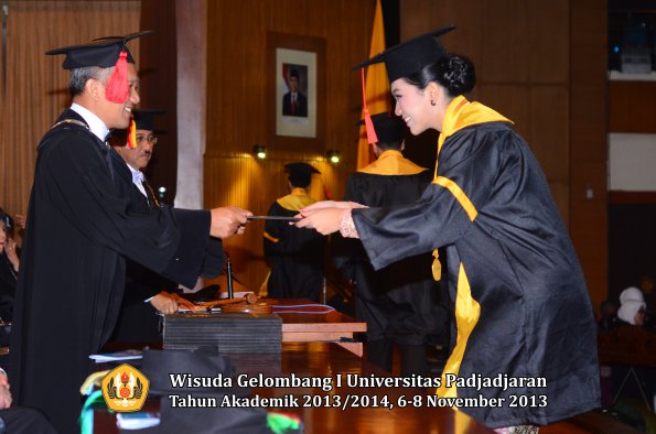 wisuda-unpad-gel-i-ta-2013_2014-fakultas-hukum-oleh-dekan-079