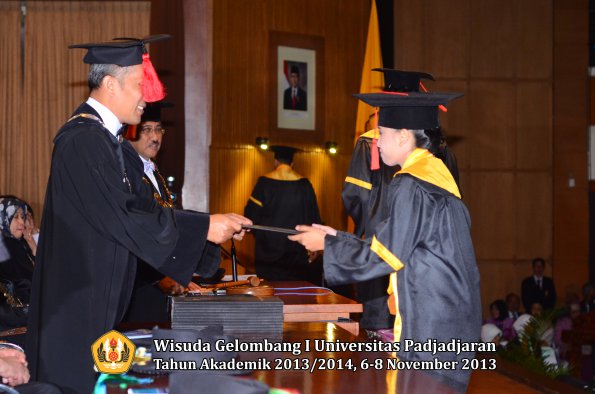 wisuda-unpad-gel-i-ta-2013_2014-fakultas-hukum-oleh-dekan-080