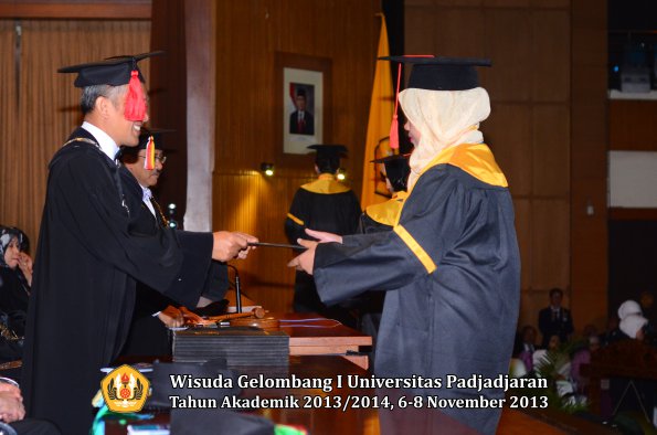 wisuda-unpad-gel-i-ta-2013_2014-fakultas-hukum-oleh-dekan-081