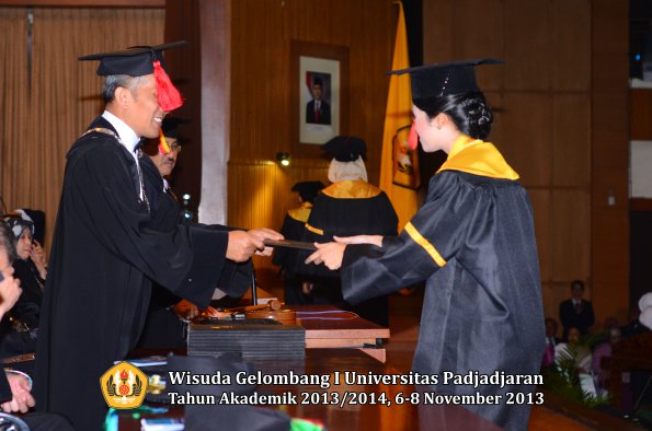 wisuda-unpad-gel-i-ta-2013_2014-fakultas-hukum-oleh-dekan-082