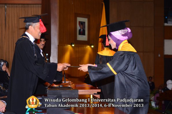 wisuda-unpad-gel-i-ta-2013_2014-fakultas-hukum-oleh-dekan-083