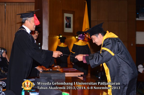 wisuda-unpad-gel-i-ta-2013_2014-fakultas-hukum-oleh-dekan-084