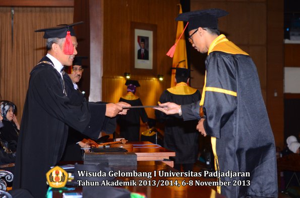 wisuda-unpad-gel-i-ta-2013_2014-fakultas-hukum-oleh-dekan-085