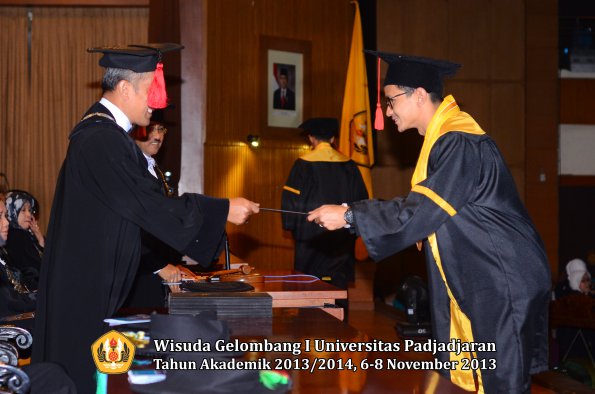 wisuda-unpad-gel-i-ta-2013_2014-fakultas-hukum-oleh-dekan-086