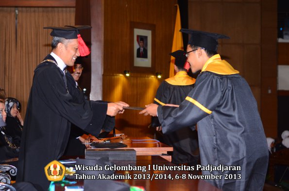 wisuda-unpad-gel-i-ta-2013_2014-fakultas-hukum-oleh-dekan-087