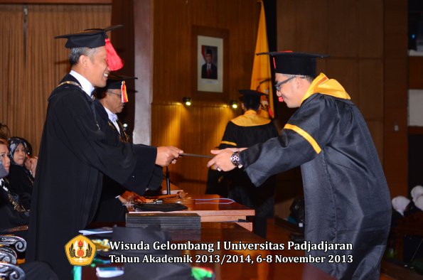 wisuda-unpad-gel-i-ta-2013_2014-fakultas-hukum-oleh-dekan-088