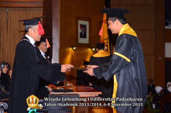 wisuda-unpad-gel-i-ta-2013_2014-fakultas-hukum-oleh-dekan-089