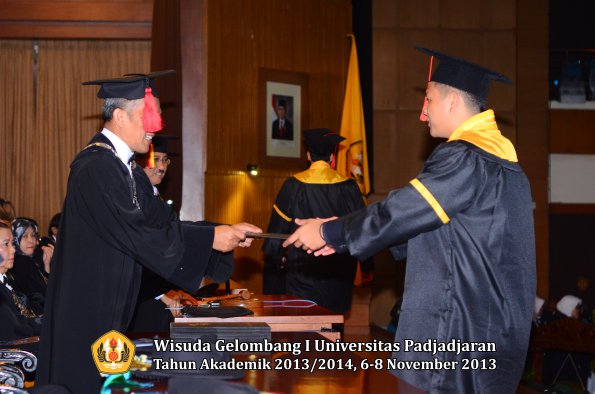 wisuda-unpad-gel-i-ta-2013_2014-fakultas-hukum-oleh-dekan-090