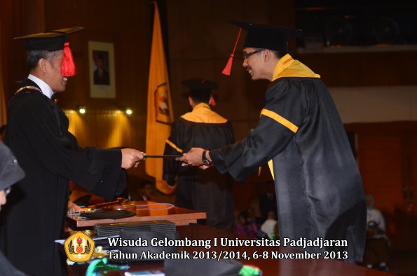 wisuda-unpad-gel-i-ta-2013_2014-fakultas-hukum-oleh-dekan-091