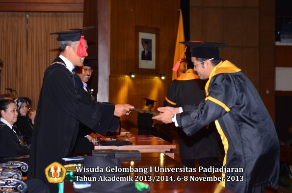 wisuda-unpad-gel-i-ta-2013_2014-fakultas-hukum-oleh-dekan-092