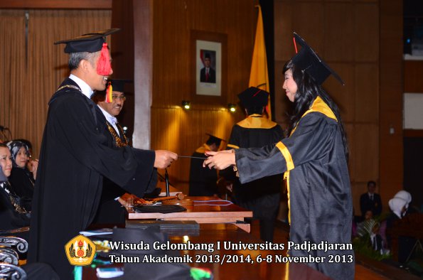 wisuda-unpad-gel-i-ta-2013_2014-fakultas-hukum-oleh-dekan-093