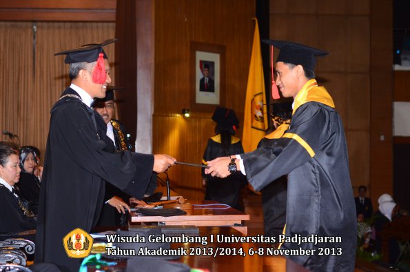 wisuda-unpad-gel-i-ta-2013_2014-fakultas-hukum-oleh-dekan-094