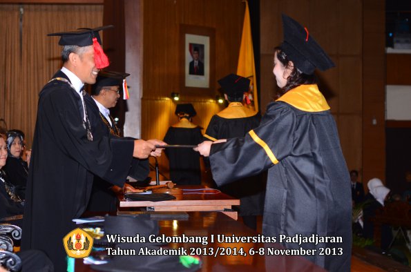 wisuda-unpad-gel-i-ta-2013_2014-fakultas-hukum-oleh-dekan-095