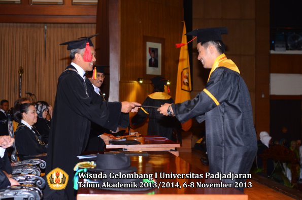 wisuda-unpad-gel-i-ta-2013_2014-fakultas-hukum-oleh-dekan-096