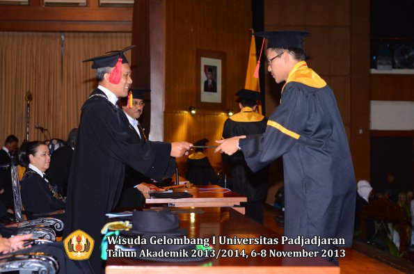 wisuda-unpad-gel-i-ta-2013_2014-fakultas-hukum-oleh-dekan-097