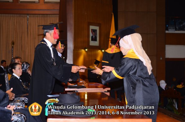 wisuda-unpad-gel-i-ta-2013_2014-fakultas-hukum-oleh-dekan-098