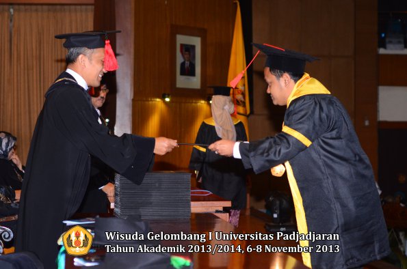 wisuda-unpad-gel-i-ta-2013_2014-fakultas-hukum-oleh-dekan-099