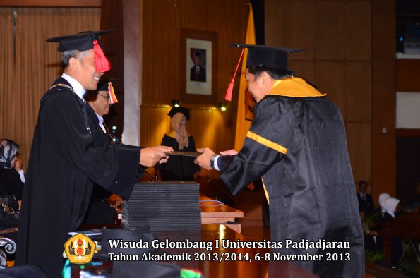 wisuda-unpad-gel-i-ta-2013_2014-fakultas-hukum-oleh-dekan-100