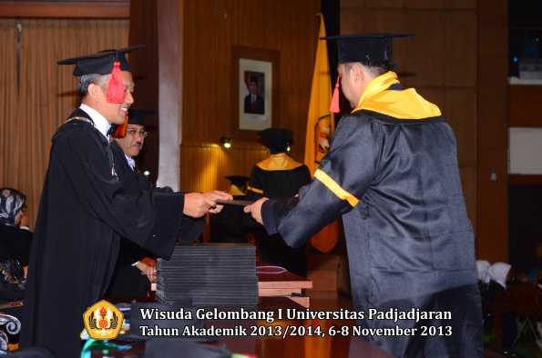 wisuda-unpad-gel-i-ta-2013_2014-fakultas-hukum-oleh-dekan-101