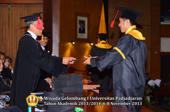 wisuda-unpad-gel-i-ta-2013_2014-fakultas-hukum-oleh-dekan-102