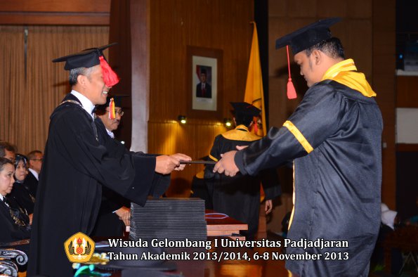 wisuda-unpad-gel-i-ta-2013_2014-fakultas-hukum-oleh-dekan-103