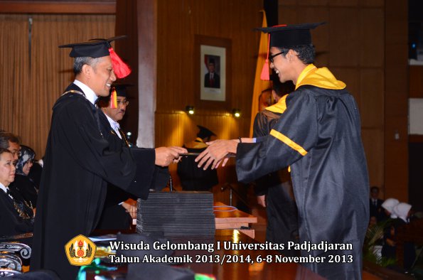 wisuda-unpad-gel-i-ta-2013_2014-fakultas-hukum-oleh-dekan-104