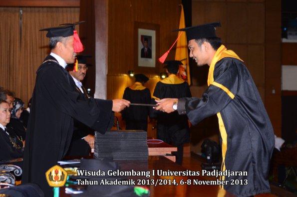 wisuda-unpad-gel-i-ta-2013_2014-fakultas-hukum-oleh-dekan-105