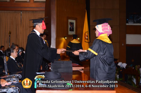 wisuda-unpad-gel-i-ta-2013_2014-fakultas-hukum-oleh-dekan-106