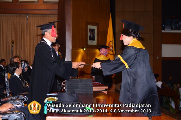 wisuda-unpad-gel-i-ta-2013_2014-fakultas-hukum-oleh-dekan-107