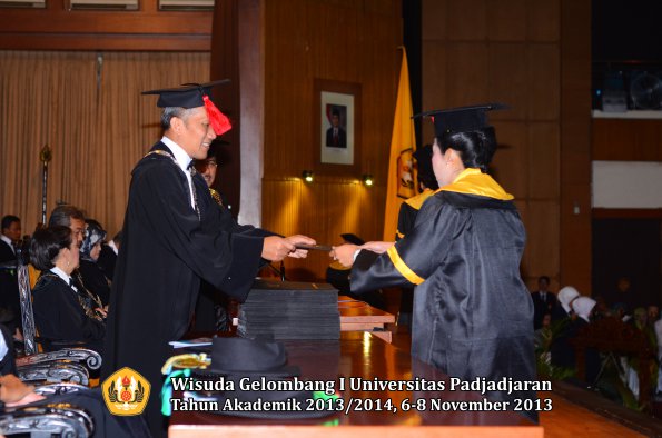 wisuda-unpad-gel-i-ta-2013_2014-fakultas-hukum-oleh-dekan-108