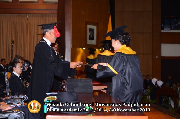 wisuda-unpad-gel-i-ta-2013_2014-fakultas-hukum-oleh-dekan-109