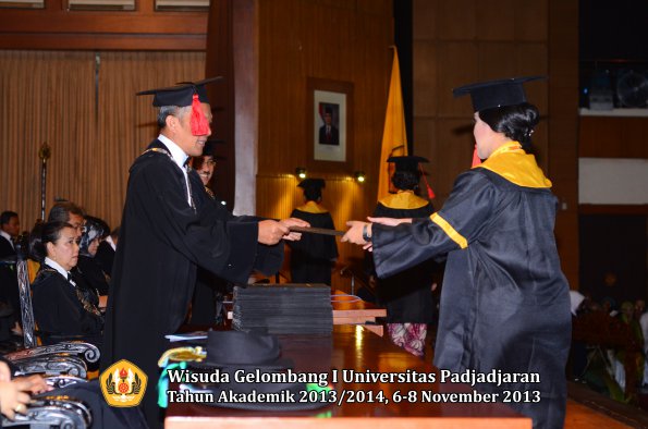 wisuda-unpad-gel-i-ta-2013_2014-fakultas-hukum-oleh-dekan-110