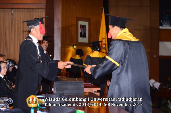 wisuda-unpad-gel-i-ta-2013_2014-fakultas-hukum-oleh-dekan-111