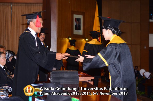 wisuda-unpad-gel-i-ta-2013_2014-fakultas-hukum-oleh-dekan-112